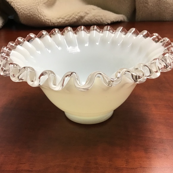 Fenton Vintage RARE White Ruffled Glass Vase - Picture 3 of 6